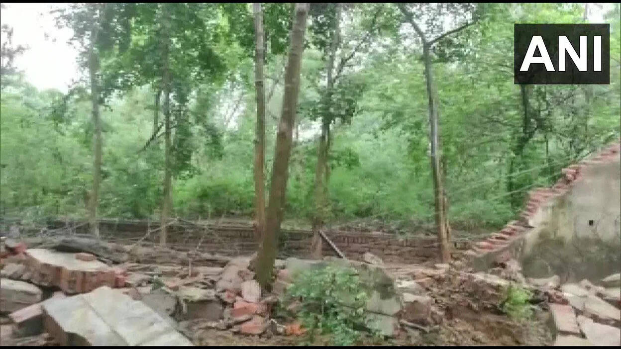 லக்னோவில் சுவர் இடிந்து விழுந்த விபத்தில் 9 பேர் பலி..