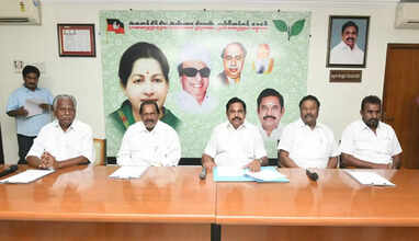 அதிமுக மாவட்ட செயலாளர்கள் கூட்டத்தில் உறுப்பினர் சேர்க்கையை துரிதப்படுத்த அறிவுரை