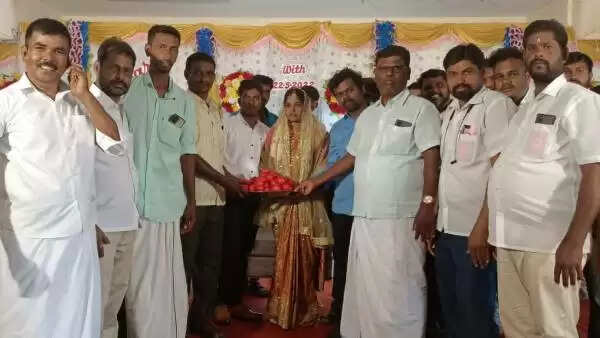 மணமக்களுக்கு தக்காளி பரிசு : கோவையில் விஜய் மக்கள் இயக்கத்தினர் குசும்பு..