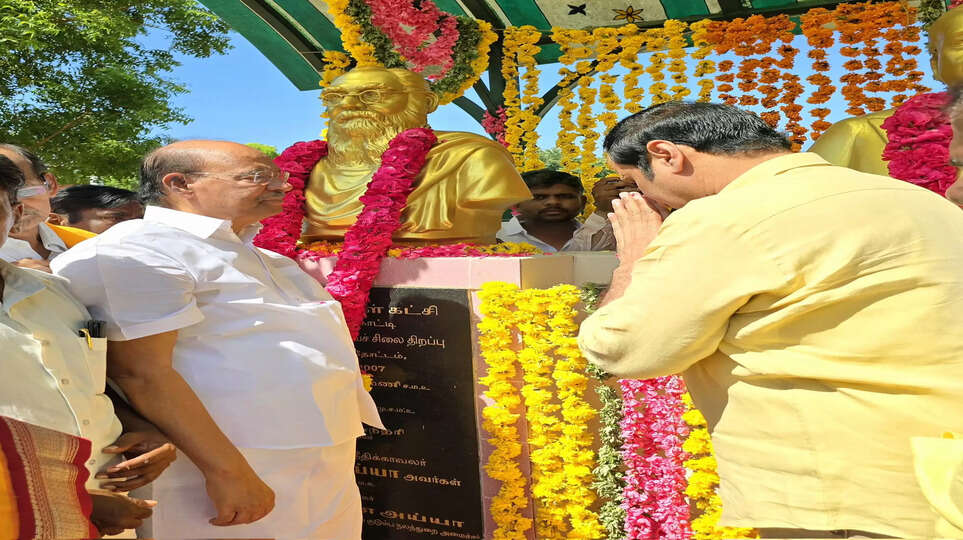 பெரியார் சிலைக்கு மரியாதை செலுத்திய ராமதாஸ், அன்புமணி.. 