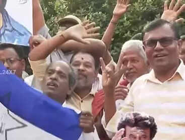 ரஜினிகாந்த் வீட்டின் முன் திரண்ட ரசிகர்களுக்கு காத்திருந்த அதிர்ச்சி!