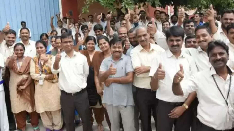 அரசு ஊழியர்கள்