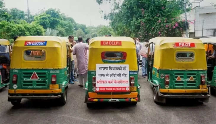 பா.ஜ.க. எம்.எல்.ஏ. கெஜ்ரிவாலுக்கு  பரிசாக கொண்டு வந்த ஆட்டோக்கள்