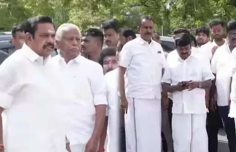 அதிமுக உடைந்தது ; இபிஎஸ் உடன் 22 எம்எல்ஏ; வேலுமணியுடன் 25 எம்எல்ஏ!