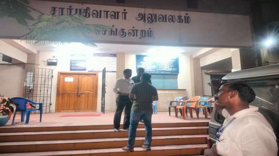 அரசு அலுவலகங்களில் விடிய விடிய லஞ்ச ஒழிப்புத்துறை சோதனை..!!  பல லட்சம் ரூபாய் சிக்கியதாக தகவல்.. 