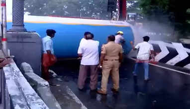 கோவையில் டேங்கர் லாரி கவிழ்ந்து விபத்து- பள்ளிகளுக்கு மட்டும் விடுமுறை