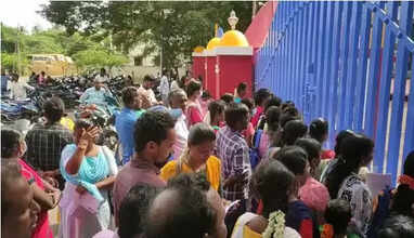 குரூப் 4 தேர்வு - தாமதமாக வந்ததால் அனுமதி மறுப்பு.. பொங்கிய தேர்வர்கள்..