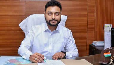  தூத்துக்குடி துணை ஆட்சியராக பொறுப்பேற்றார் நடிகர் சின்னி ஜெயந்தின் மகன்.. 