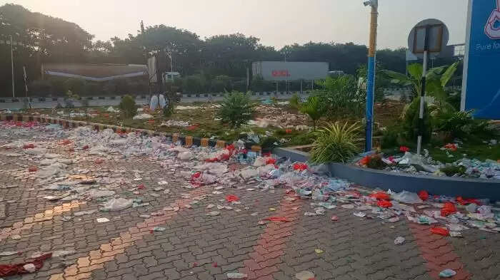 உடைந்து கிடக்கும் நாற்காலிகள்.. குப்பைக்காடான தவெக மாநாட்டுத் திடல்..