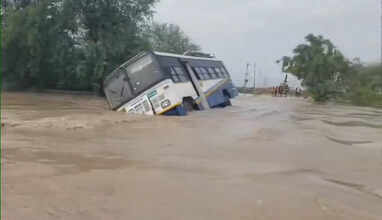 ஆந்திராவில் கனமழை- பாலத்தில் அடித்துச் செல்லப்பட்டு ஆற்றில் கவிழ்ந்த பேருந்து