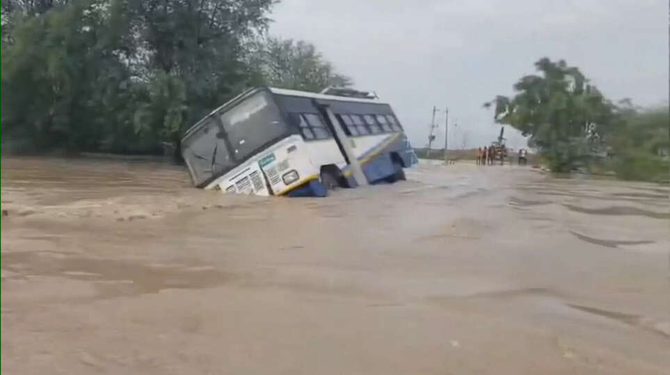 ஆந்திராவில் கனமழை- பாலத்தில் அடித்துச் செல்லப்பட்டு ஆற்றில் கவிழ்ந்த பேருந்து