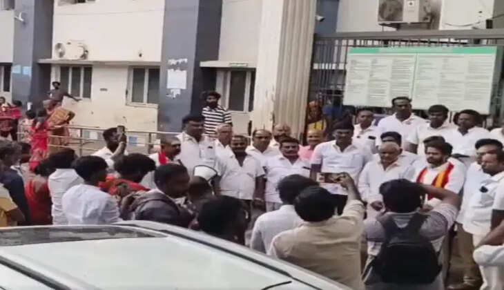ஆம்புலன்ஸ் வழிவிடாமால் தவெகவினர் ஃபோட்டோஷூட்