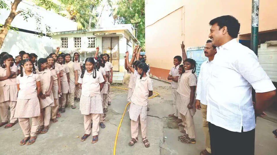 anbil mahesh with students