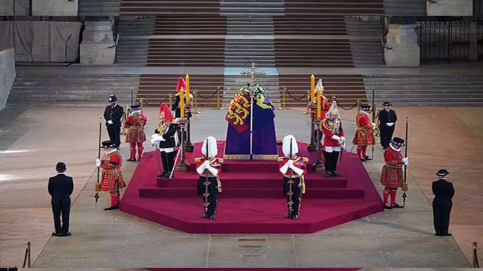  லண்டனில் ராணி எலிசபெத் உடலுக்கு இறுதி அஞ்சலி.. 