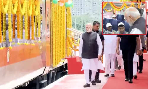 பெங்களூருவில் 3 வந்தே பாரத் ரயில் சேவைகளை தொடங்கி வைத்த பிரதமர் மோடி..