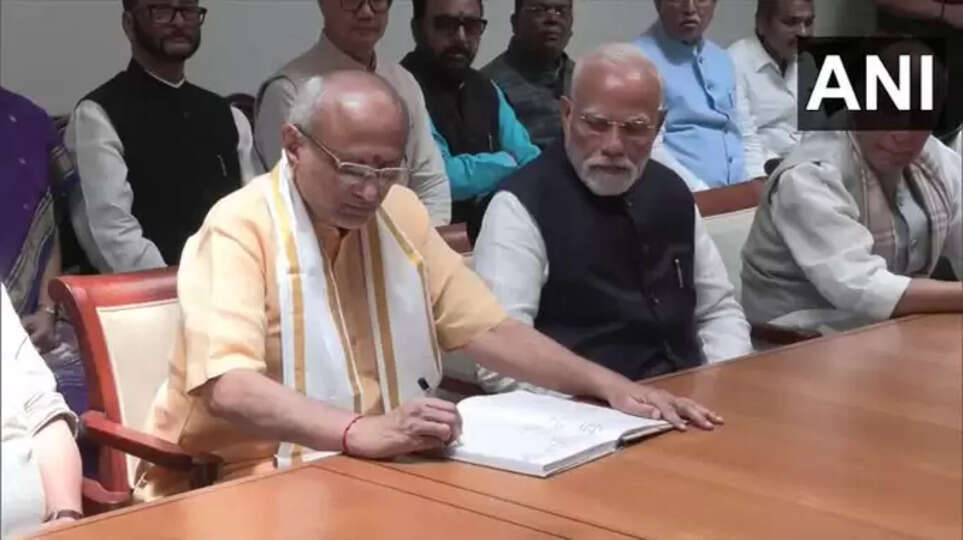 வேட்பு மனு தாக்கல் செய்தார் சி.பி.ராதாகிருஷ்ணன்..!!