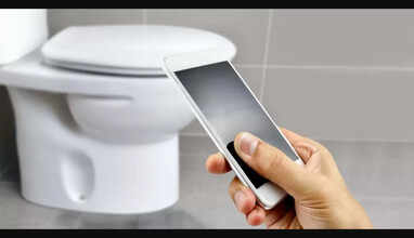 Mobiel and toilet