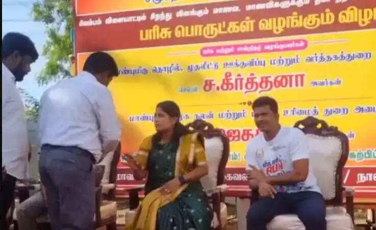 முதலில் என் பெயர் தான் இருக்கணும்... எதற்கு கீர்த்தனா பெயர்? - ஆட்சியரை கடிந்துகொண்ட அமைச்சர் ஜெகதீஸ்வரி