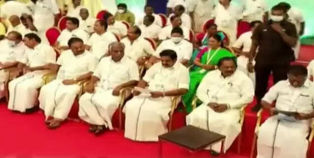 #Breaking ஒரே மேடையில் ஓபிஎஸ் - ஈபிஎஸ் - அதிமுக பொதுக்குழு கூட்டம் தொடங்கியது!!