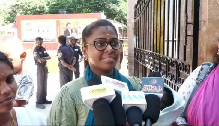 &ldquo;என்ன ஒரு ஆச்சரியம்&rdquo;- அம்மாவுக்கு ஒரு மோதிரம், குழந்தைக்கு ஒரு மோதிரம்... யார் இந்த&nbsp;தீப்ஷிகா?