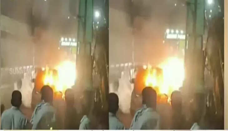 காவிரி ஆற்றுப் பாலத்தில் திடீரென தீப்பிடித்து எரிந்த கார்..&nbsp;&nbsp;
