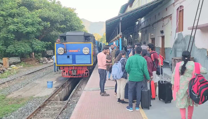 2 நாட்களுக்குப் பின் தொடங்கிய மலை ரயில் சேவை.. ஆர்வம் காட்டும்&nbsp;சுற்றுலா பயணிகள்..