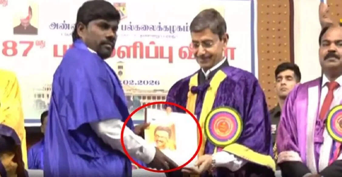 முதல்வர் படத்துடன் ஆளுநரிடம் பட்டம் பெற்ற மாணவர்- வைரலாகும் வீடியோ
