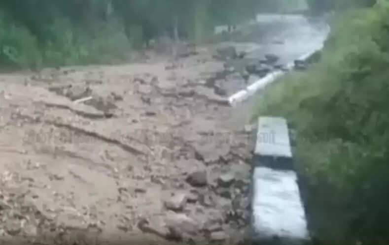 திம்பம் மலைப்பாதையின் 20-வது கொண்டை ஊசி வளைவில் மண் சரிவு