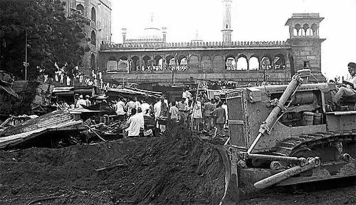 இந்திரா காந்தி காலத்தில் புல்டோசர் பயன்படுத்தப்பட்டதற்கு ஆதாரமாக அமித் மால்வியா வெளியிட்ட புகைப்படம்