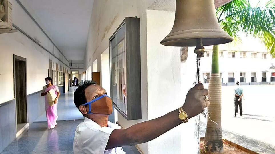 பள்ளிகளில் நடைமுறைக்கு வந்தது ‘வாட்டர் பெல்’ திட்டம்.. 