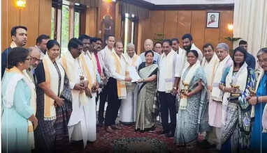 மணிப்பூரில் அமைதி திரும்ப நடவடிக்கை எடுங்கள் - அம்மாநில ஆளுநரிடம் வலியுறுத்திய எதிர்கட்சிகளின் எம்.பிக்கள் குழு..