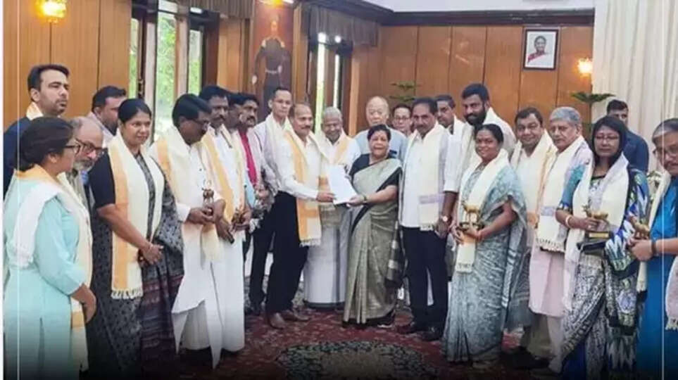 மணிப்பூரில் அமைதி திரும்ப நடவடிக்கை எடுங்கள் - அம்மாநில ஆளுநரிடம் வலியுறுத்திய எதிர்கட்சிகளின் எம்.பிக்கள் குழு..