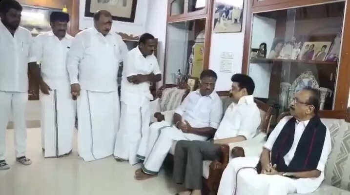 முதல்வர் ஸ்டாலினுக்கு ஓபிஎஸ் நேரில் ஆறுதல்