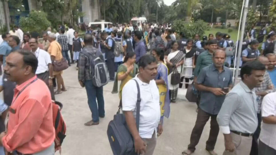 சென்னை தலைமை செயலகத்தில் நில அதிர்வு??  அலறியடித்து வெறியேறிய ஊழியர்கள்..  