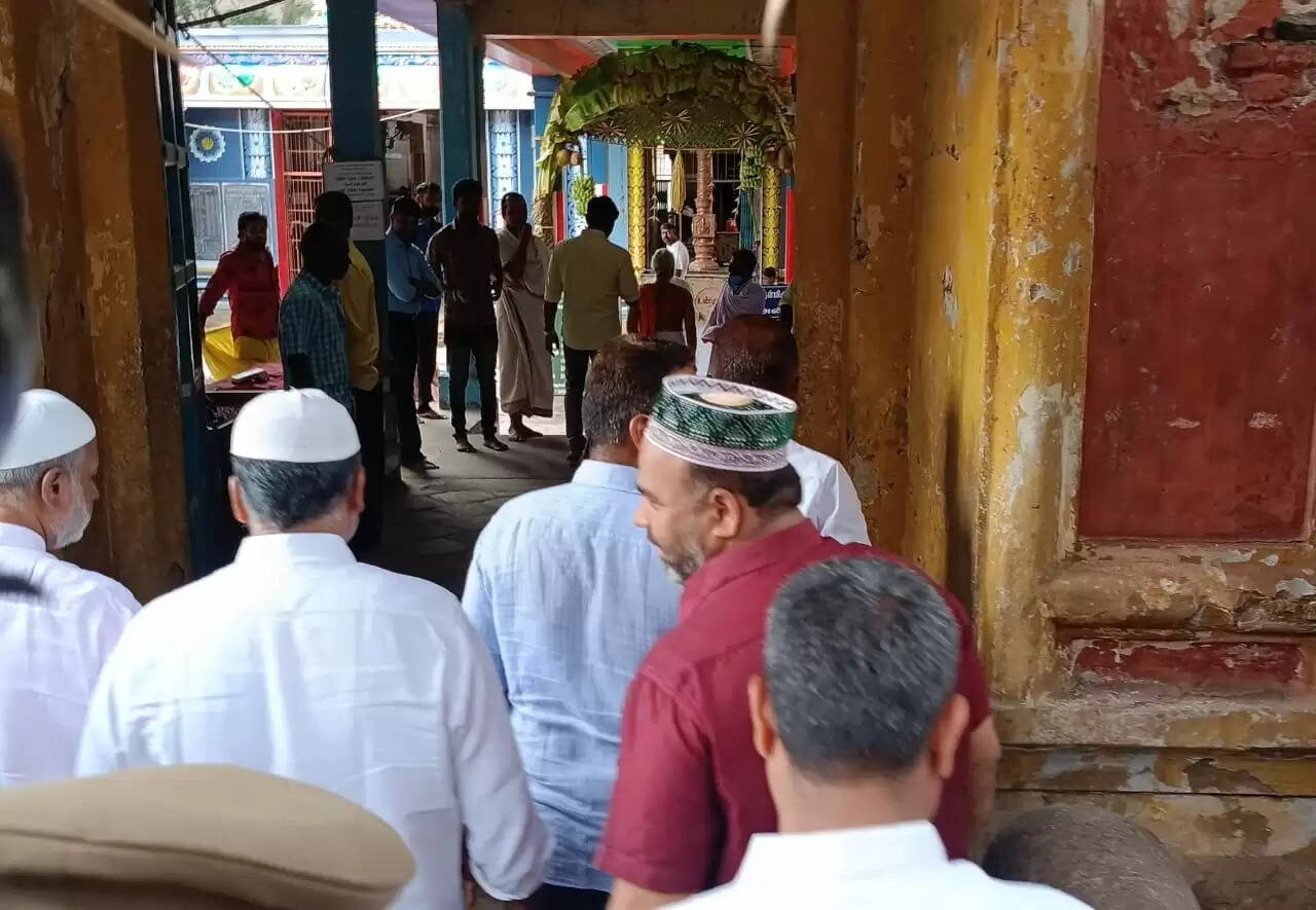 கோட்டை ஈஸ்வரன் கோயிலுக்கு வந்த ஜமாத் நிர்வாகிகள்.. கைக்கூப்பி வரவேற்ற அர்ச்சகர்கள்..