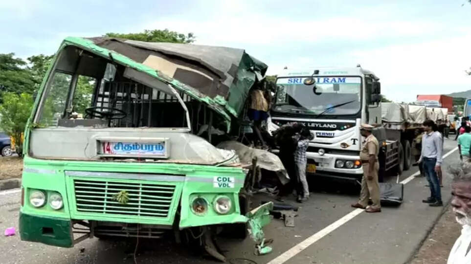  லாரி மீது அரசு பேருந்து மோதி  விபத்து