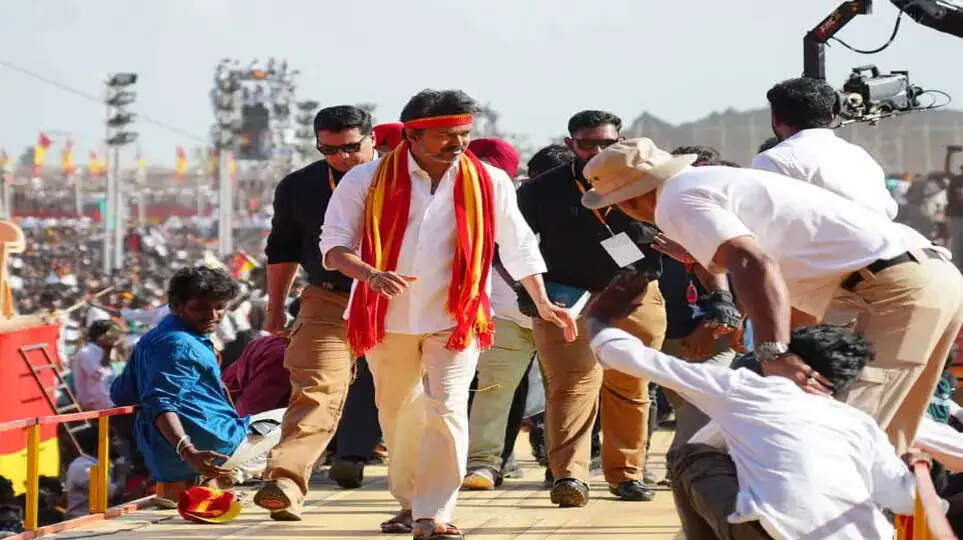 பவுசன்ர்களால் தூக்கி வீசப்பட்ட இளைஞர்.. வெளியான புதிய வீடியோ.. விஜய் மீதான வழக்கு வேறு காவல் நிலையத்திற்கு மற்றம்..!