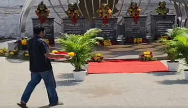 திடீரென கையில் மாலையுடன் பனையூர் அலுவலகம் வந்த விஜய்!