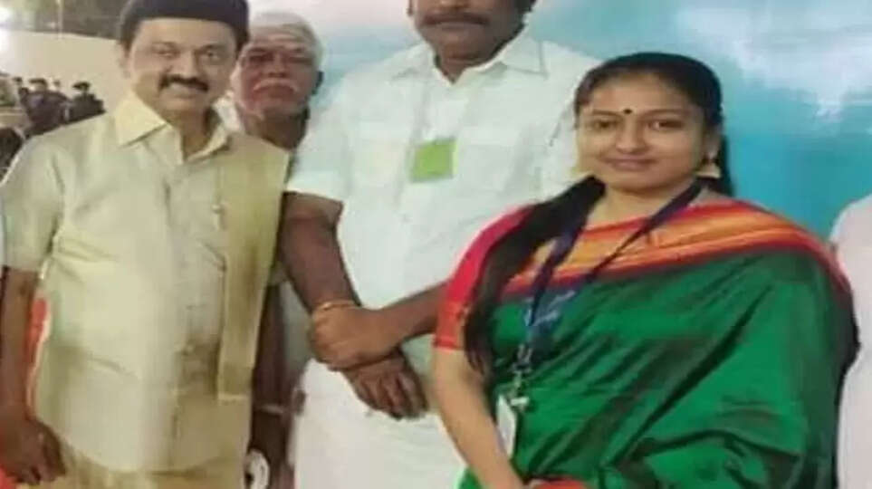 ‘கருணாநிதியின் மகன்.. சூரியனைப் போல விடியல் ஆட்சி செய்க’- காயத்ரி ரகுராம் வாழ்த்து.. திமுகவில் இணைய அடித்தளமா??