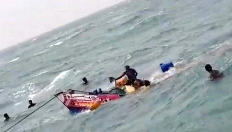 ஆற்றில் படகு கவிழ்ந்து விபத்து.. சிறுவர்கள், பெண்கள் உட்பட 24 பேர் பலி..