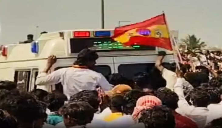 ஆம்புலன்ஸ் மீது ஏறி விஜய்யை எட்டி பார்த்த தவெக தொண்டர்கள்