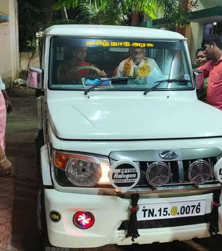 ஓட்டுநரை அமர வைத்து, தானே காரை ஓட்டிச் சென்ற முதன்மை கல்வி அலுவலர்.. - குவியும் பாராட்டுக்கள்..