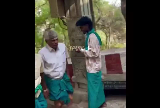 பழனி கோவிலில் அத்துமீறிய விஜய் ரசிகர்! கோயில் மைக்கில் தவெக பாடலை ஒலிக்க செய்து அட்டகாசம்