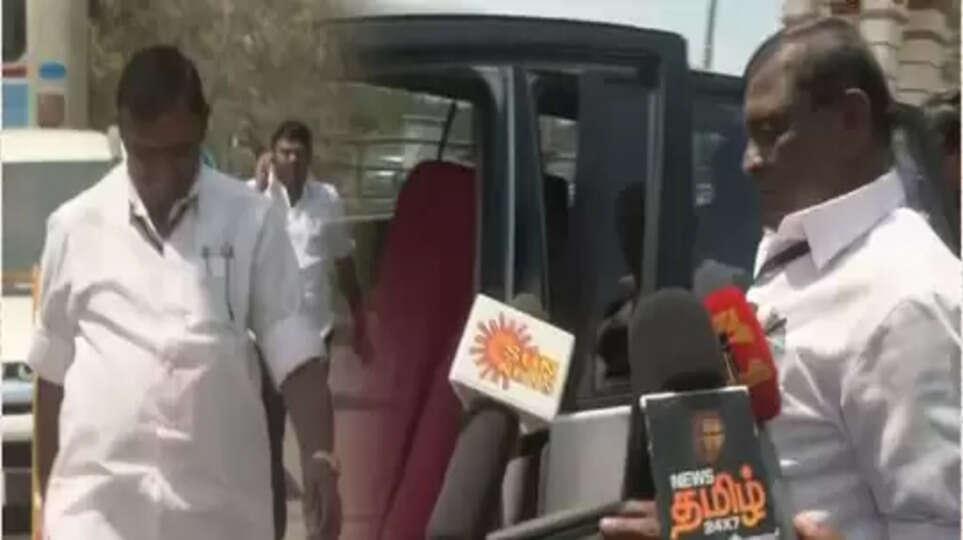  ஈரோடு இடைத்தேர்தல்:  விரக்தியில் வெளியேறிய அதிமுக வேட்பாளர்!.. 