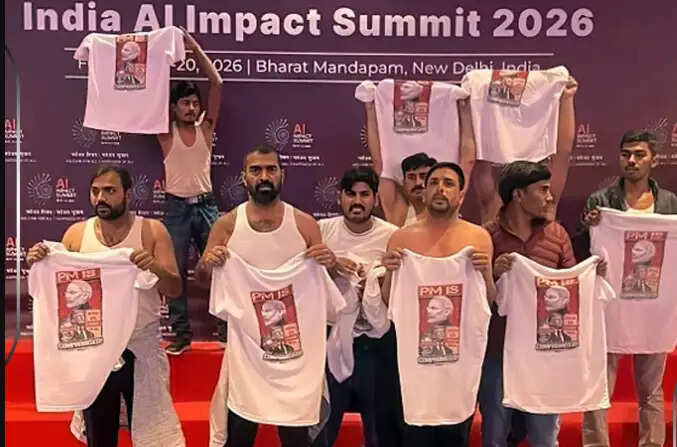 ‘AI IMPACT' உச்சி மாநாட்டில் சட்டையின்றி நுழைந்து மோடிக்கு எதிராக போராட்டம்