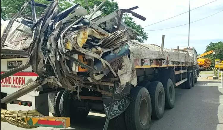 லாரி மீது அரசு பேருந்து மோதி விபத்து