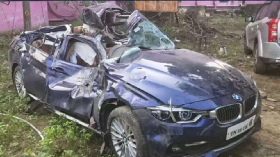 எம்பிபிஎஸ் படிக்கிற பெண்ணுக்கு இதெல்லாம் தேவையா? லாரி மீது மோதிய BMW கார்- துடிதுடித்து மாணவி பலி