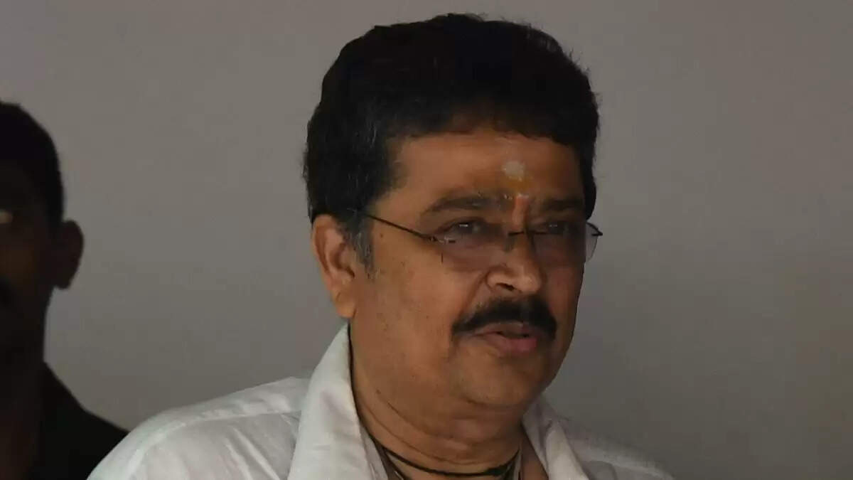 எஸ்.வி.சேகருக்கு ஒரு மாதம் சிறை தண்டனை விதிப்பு!