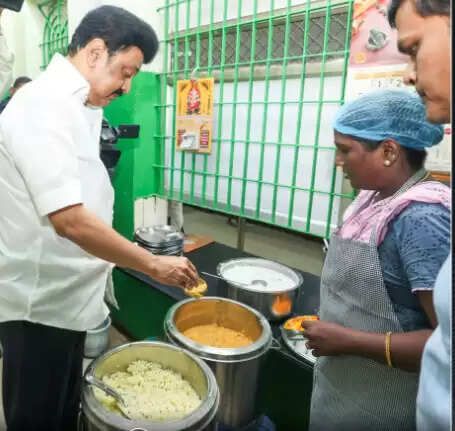 அம்மா உணவகத்தில் முதல்வர் ஆய்வு