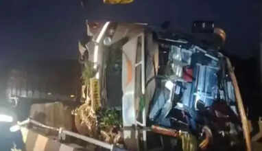 பெரும் அதிர்ச்சி! காலையிலேயே கோர விபத்து! ஆம்னி பேருந்து கவிழ்ந்தது